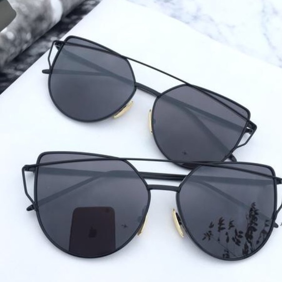 Accessories - Black Mirrored Sunglasses